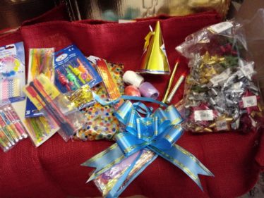 konfety, stuhy, sviečky, miešadlá, ohňostroje