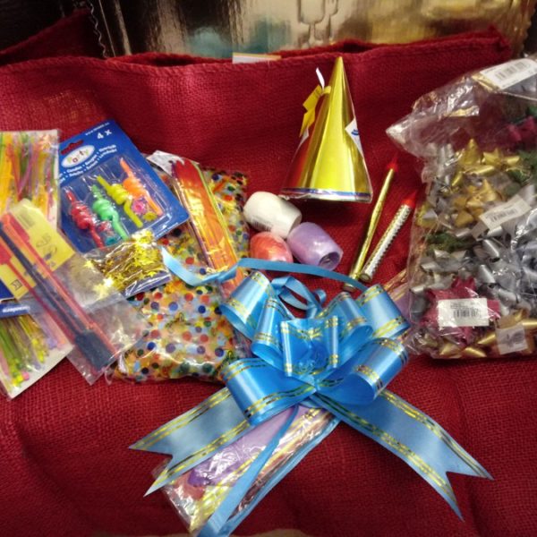 konfety, stuhy, sviečky, miešadlá, ohňostroje