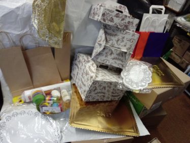 podnosy, krajky, zákuskové krabice