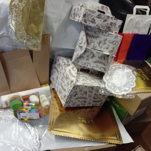 podnosy, krajky, zákuskové krabice