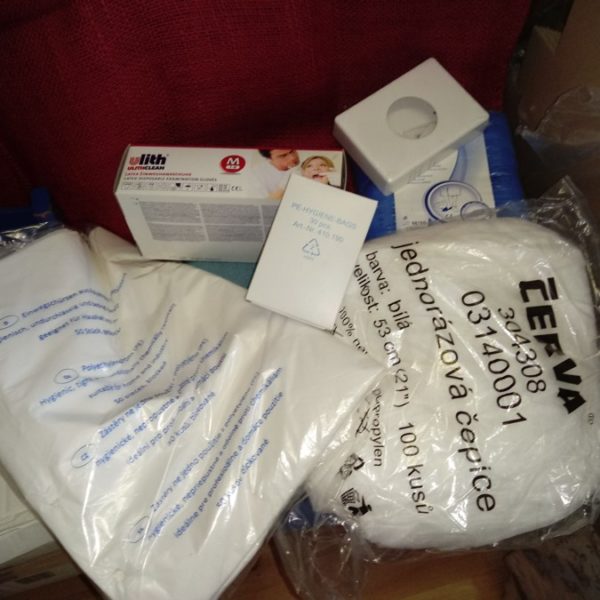 rukavice, rúšky, čepce, zástery, návleky na topánky